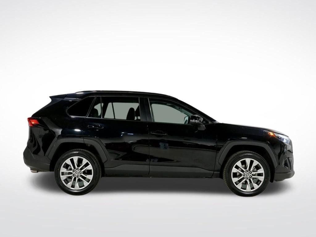 Used 2022 Toyota RAV4 XLE Premium image 11