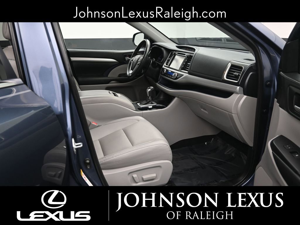 Used 2019 Toyota Highlander XLE image 11