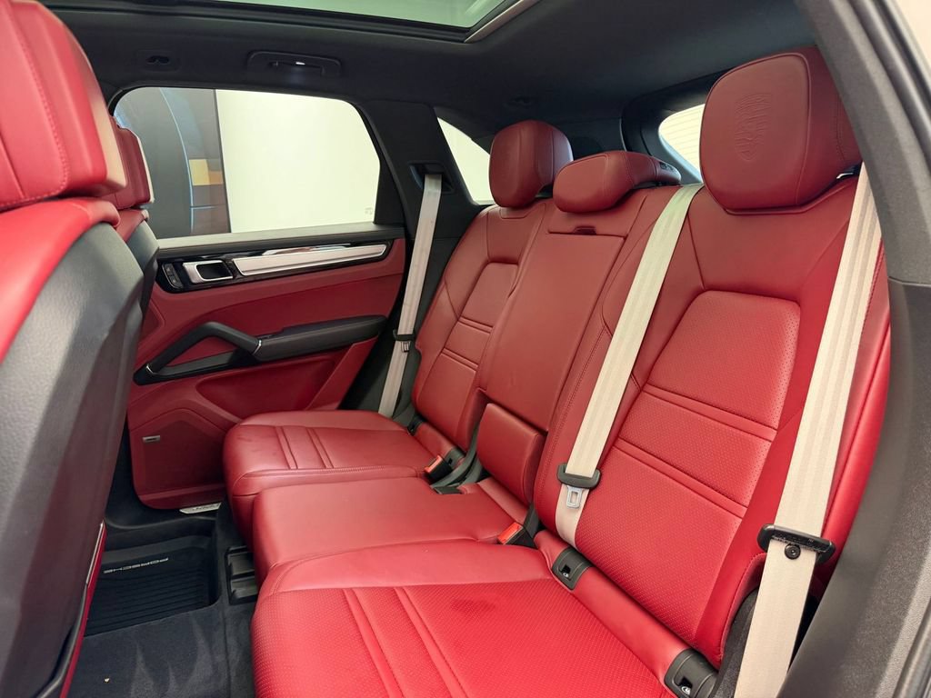 Used 2023 Porsche Cayenne Platinum Edition AWD/4WD image 17