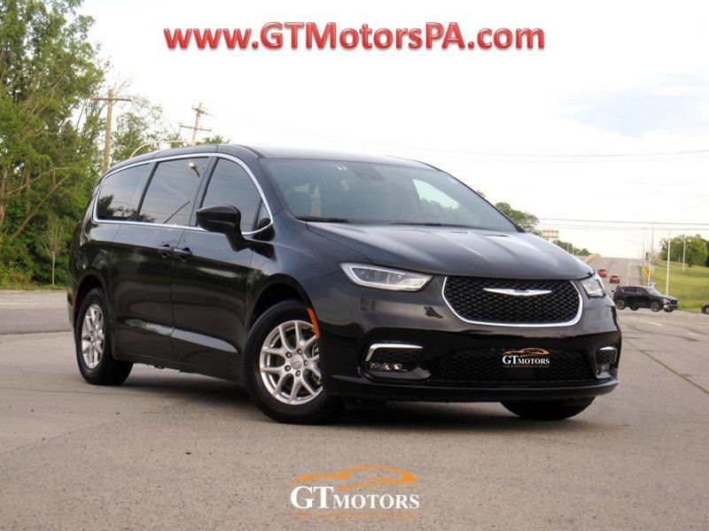 Used 2025 Chrysler Pacifica Select FWD image 1