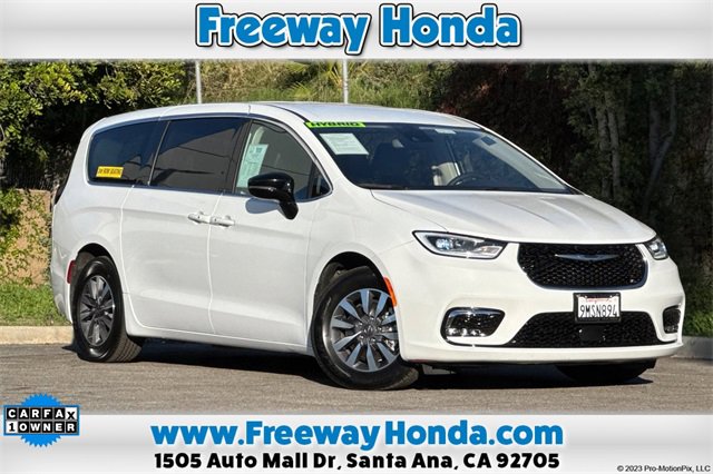 Used 2024 Chrysler Pacifica Select