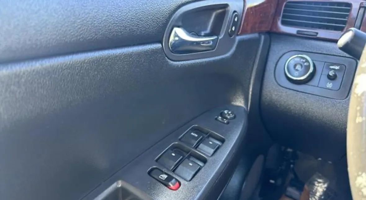 Used 2009 Chevrolet Impala LTZ image 17