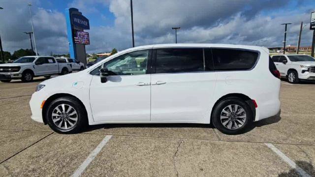 Used 2024 Chrysler Pacifica Limited FWD image 4