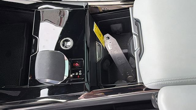 Used 2025 Land Rover Range Rover Sport SE image 16