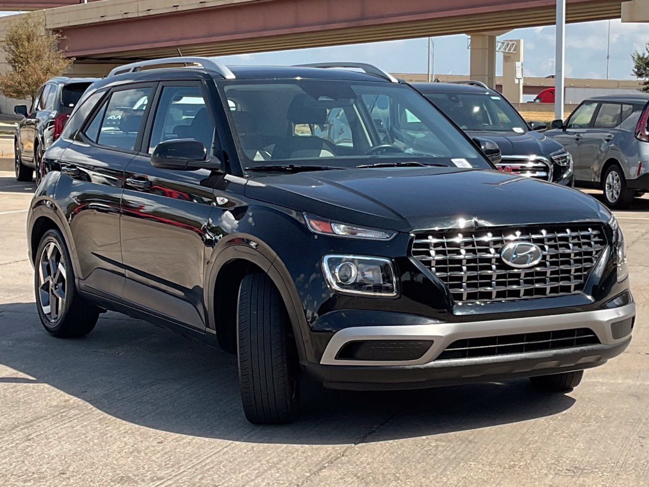 Used 2025 Hyundai Venue SEL FWD image 3