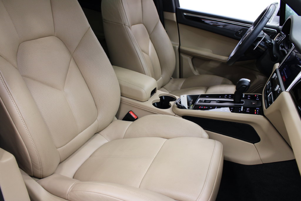 Used 2023 Porsche Macan AWD/4WD image 27