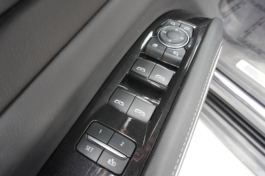 Certified 2024 Cadillac Escalade Premium Luxury w/ Performance Package AWD/4WD image 17