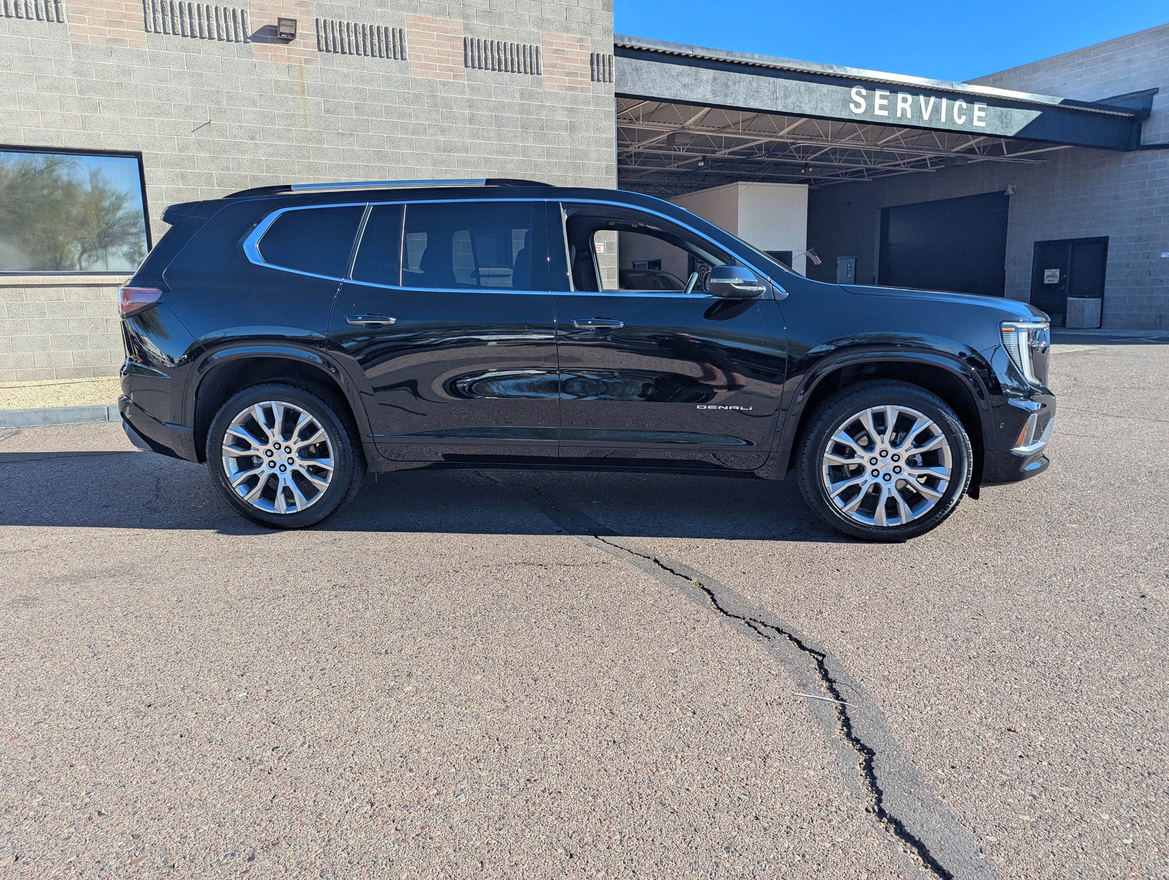 Used 2025 GMC Acadia Denali w/ Super Cruise Package image 2