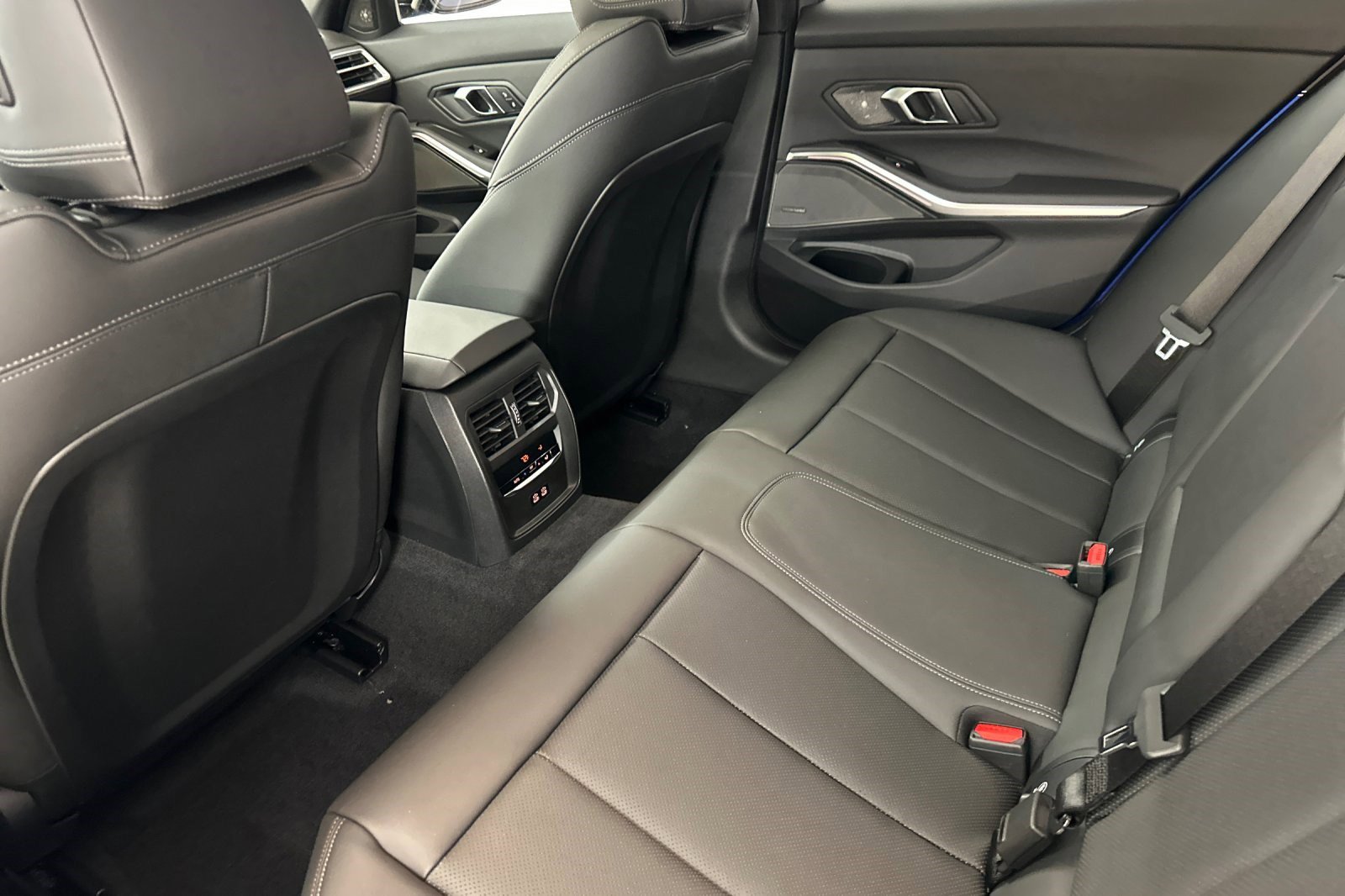 New 2026 BMW 330i Sedan w/ M Sport Package image 18