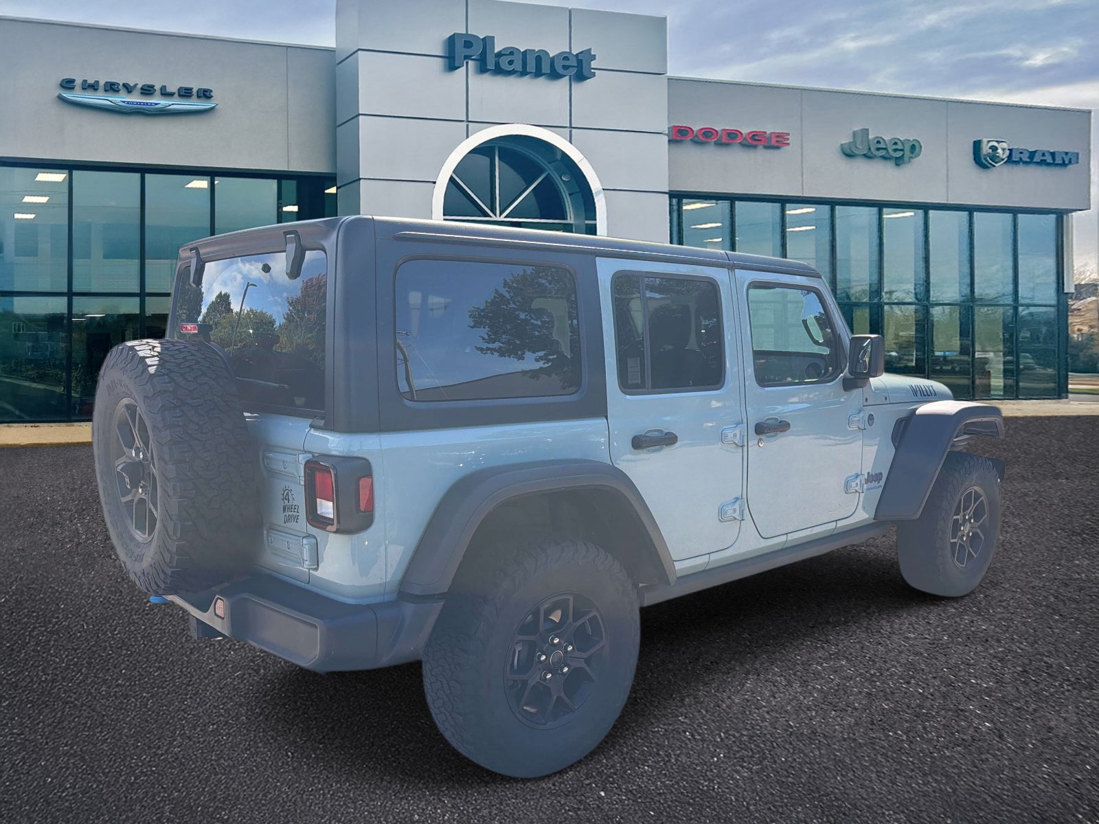 Used 2024 Jeep Wrangler Unlimited AWD/4WD image 2