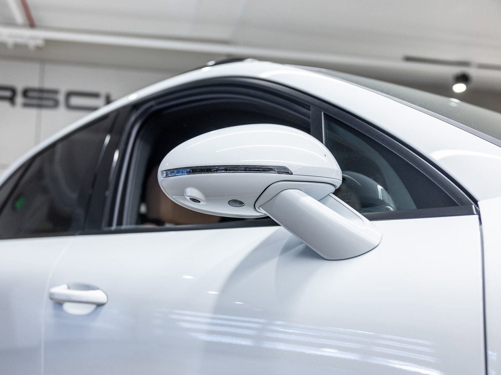 Certified 2025 Porsche Macan image 17