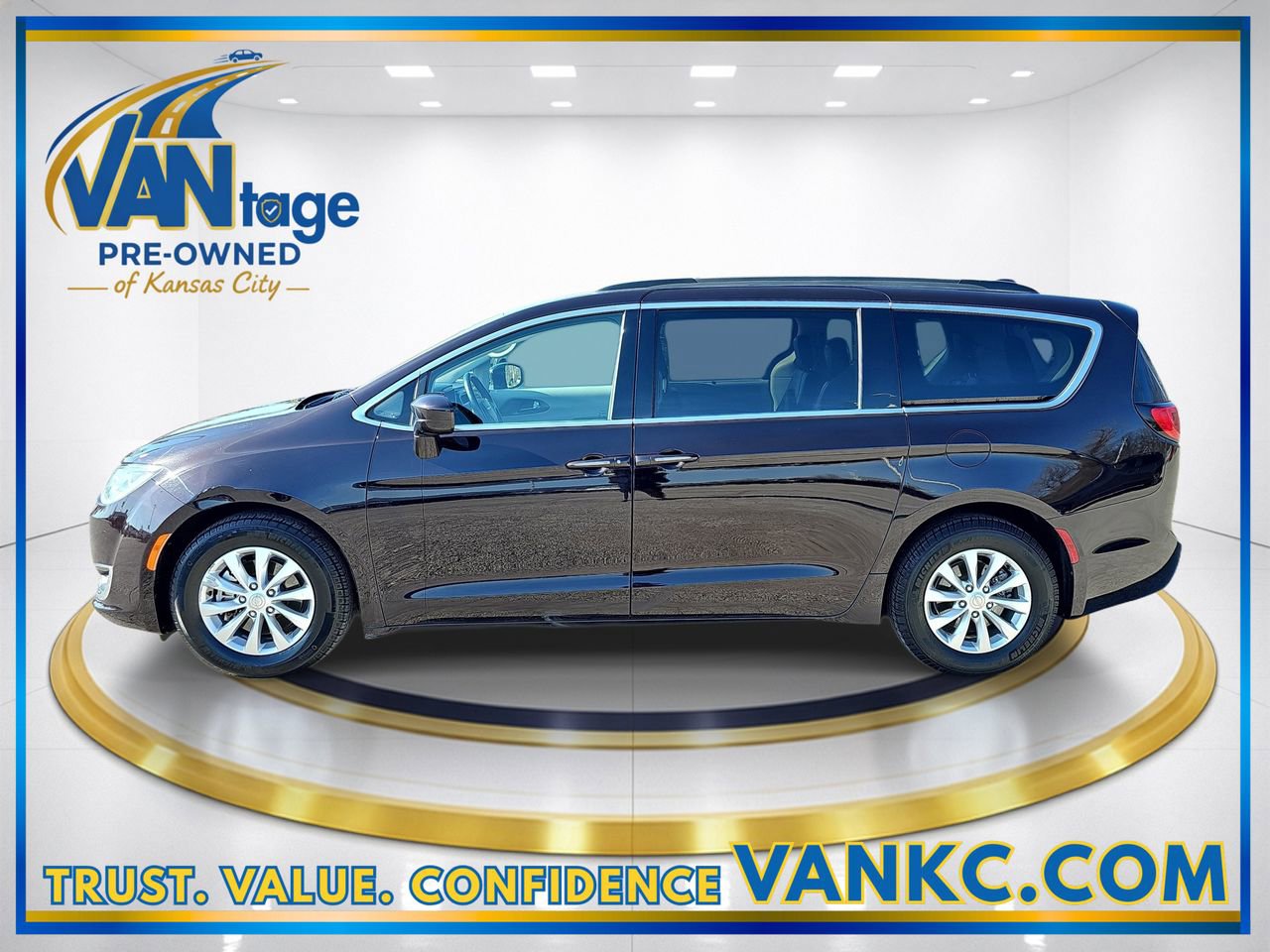 Used 2017 Chrysler Pacifica Touring-L image 10