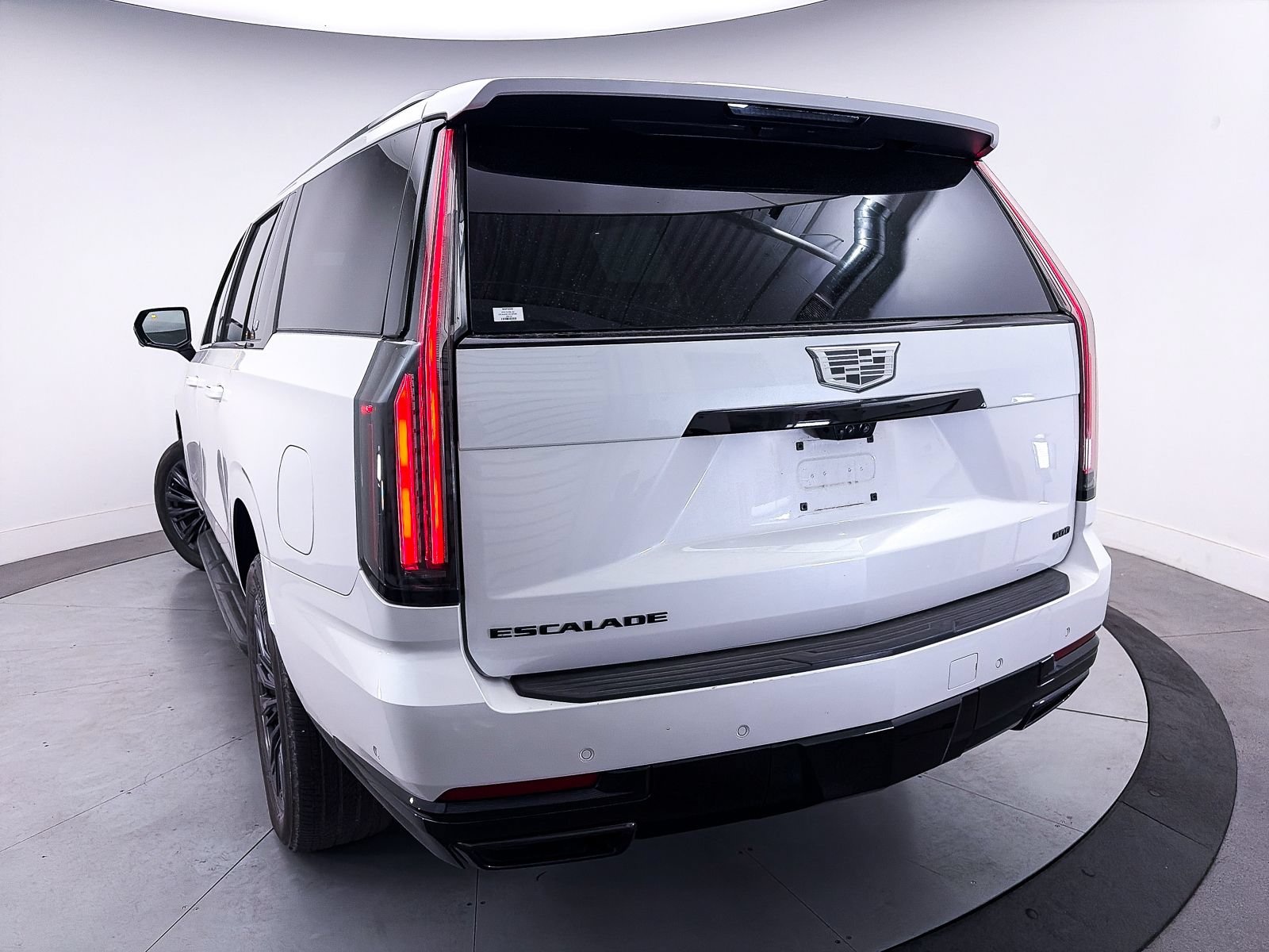 Used 2025 Cadillac Escalade ESV Sport w/ LPO, ONYX Package AWD/4WD image 12