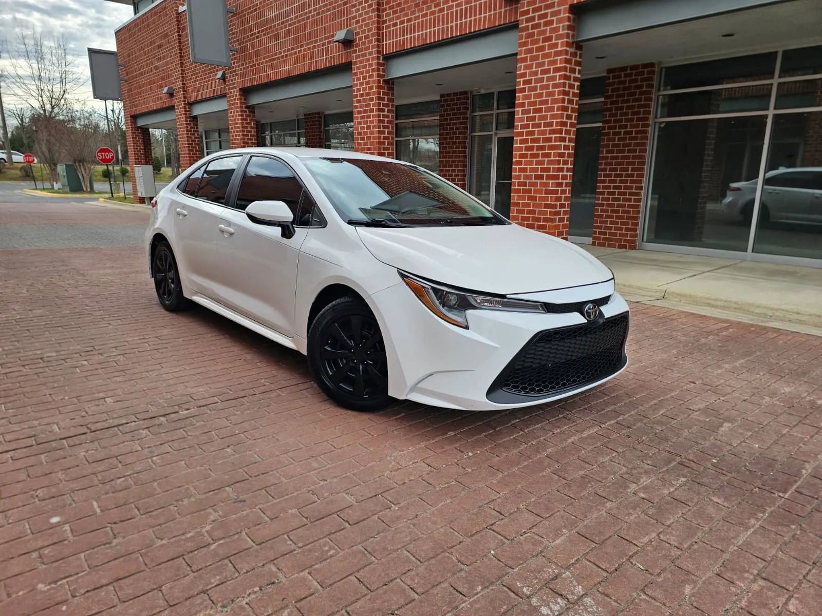 Used 2021 Toyota Corolla LE FWD image 1