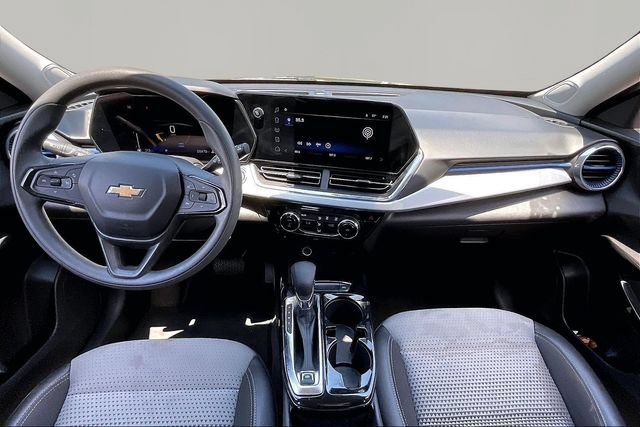Used 2025 Chevrolet Trax LT FWD image 7