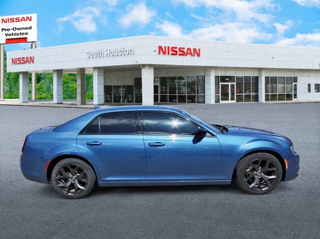 Used 2023 Chrysler 300 Touring w/ Sport Appearance Package image 5