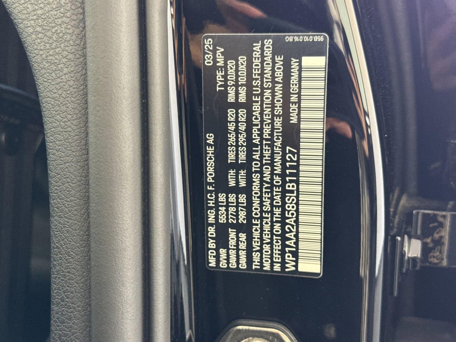 Certified 2025 Porsche Macan image 34