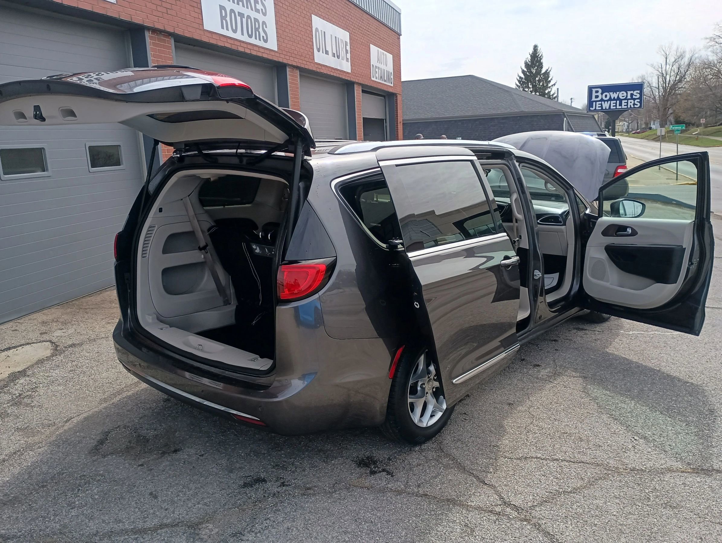 Used 2017 Chrysler Pacifica Touring-L Plus w/ Tire & Wheel Group image 7