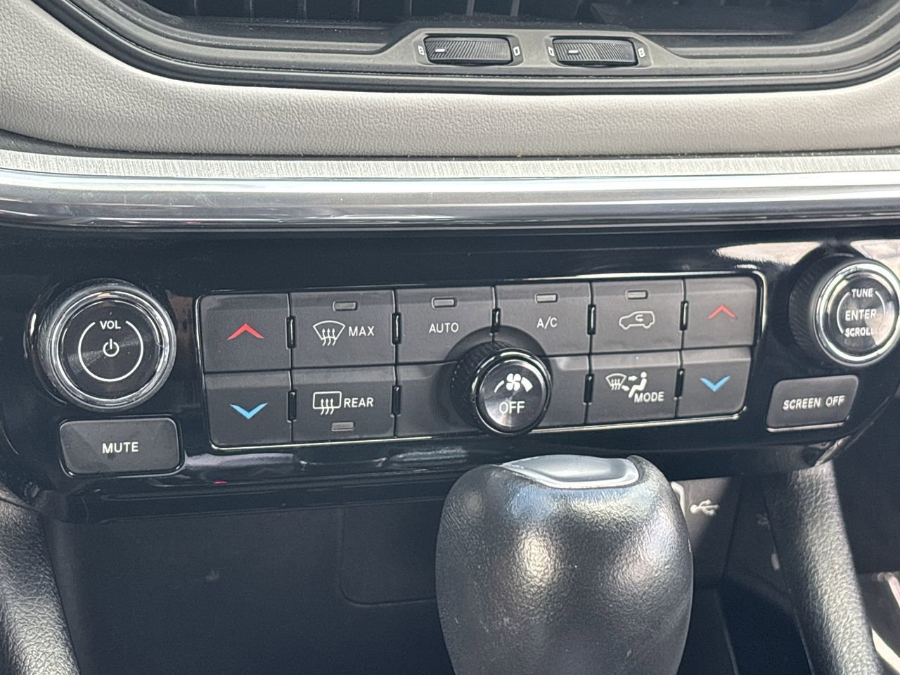 Used 2023 Jeep Compass Limited image 22