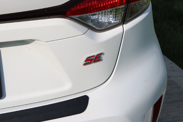 Used 2022 Toyota Corolla SE w/ SE Premium Package FWD image 29
