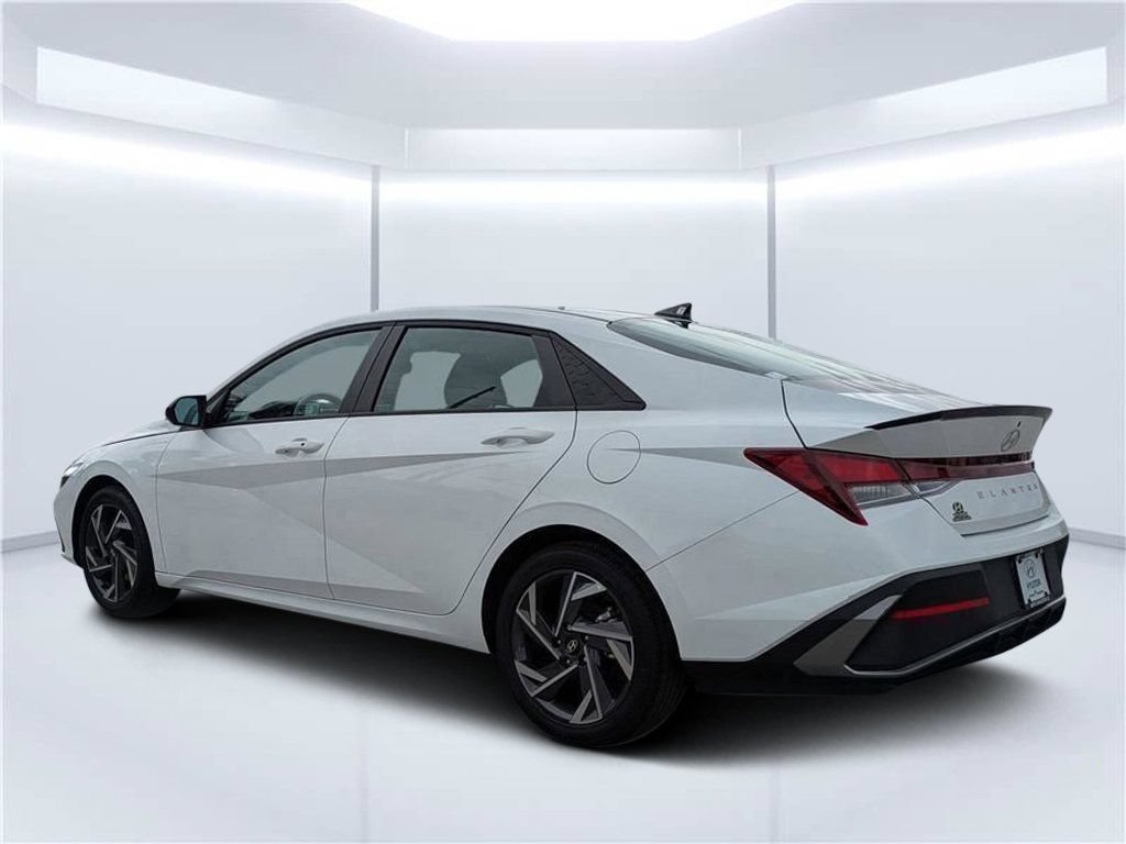 Used 2025 Hyundai Elantra Sport FWD image 5