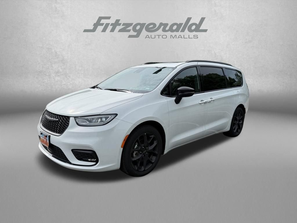 Used 2025 Chrysler Pacifica Limited FWD image 3