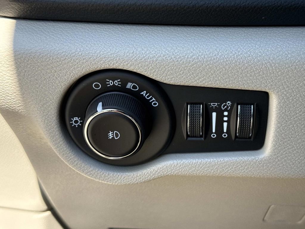 Used 2023 Chrysler Pacifica Touring-L FWD image 45