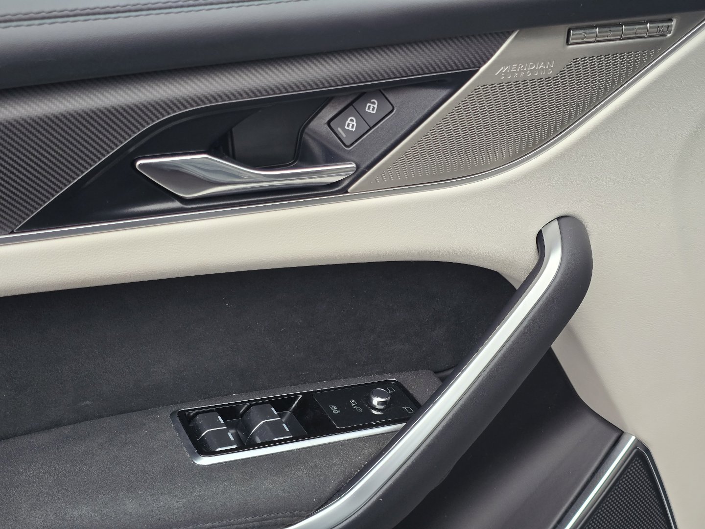 Used 2023 Jaguar F-PACE SVR image 41