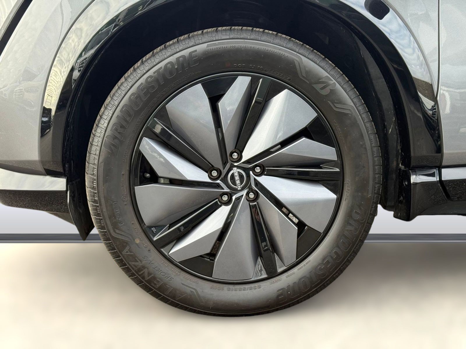 Used 2023 Nissan Ariya AWD image 11