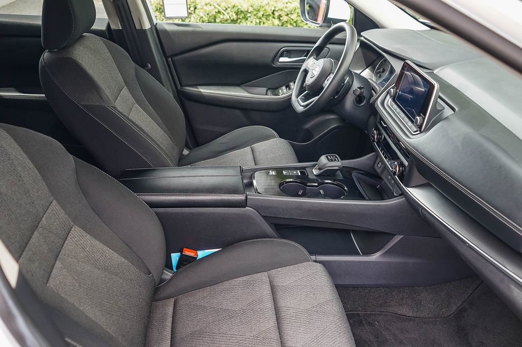 Used 2024 Nissan Rogue SV image 15