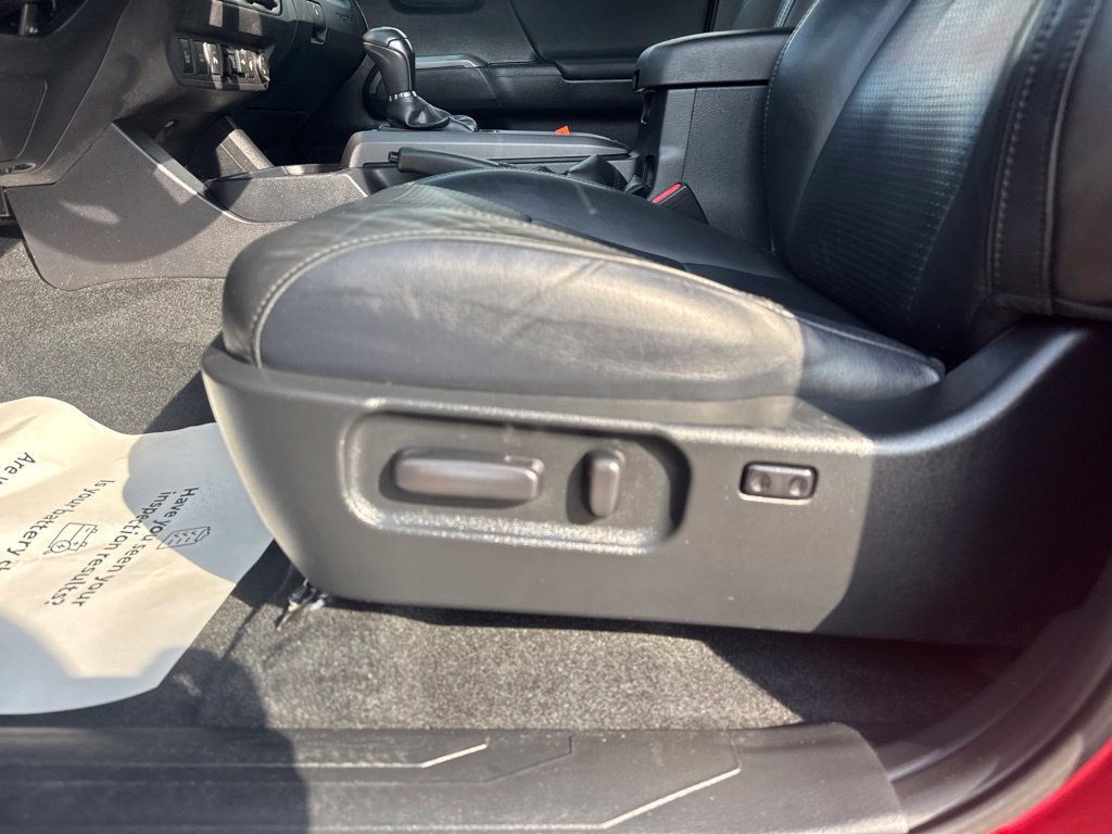 Used 2020 Toyota Tacoma TRD Sport w/ TRD Premium Sport Package AWD/4WD image 38