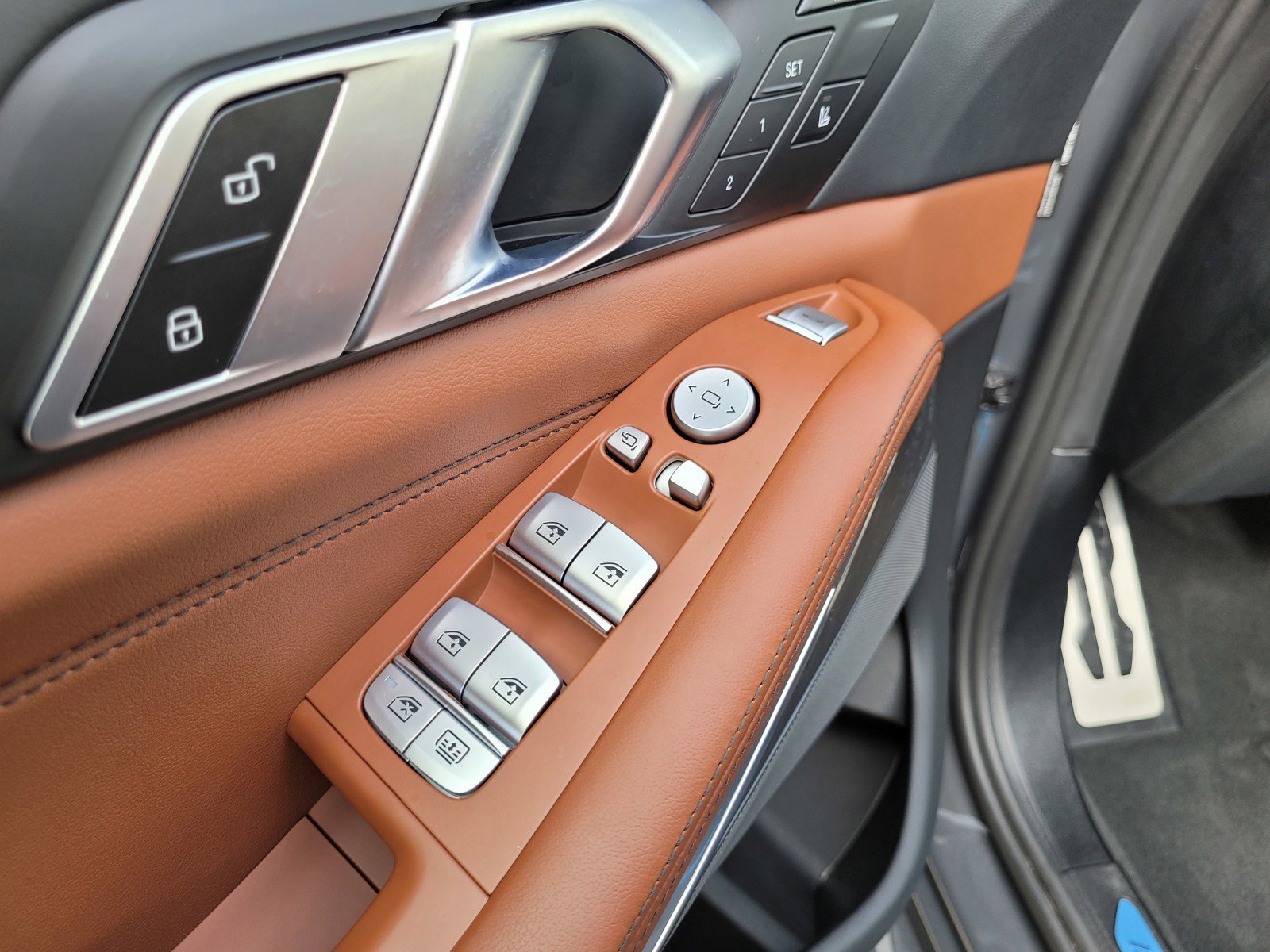 Used 2025 BMW X7 M60i w/ Climate Comfort Package image 27