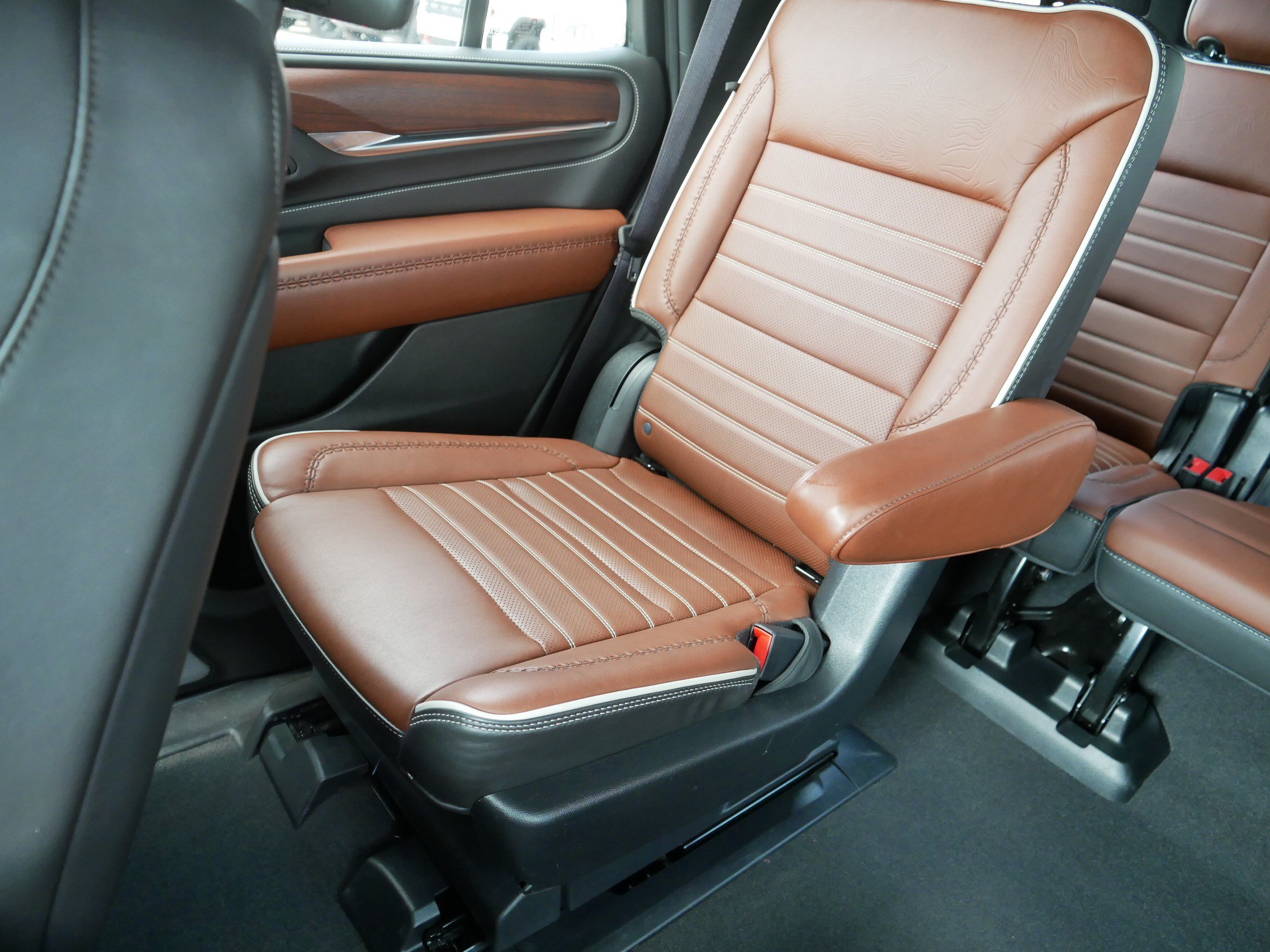 Used 2023 GMC Yukon Denali Ultimate w/ LPO, Floor Liner Package AWD/4WD image 12