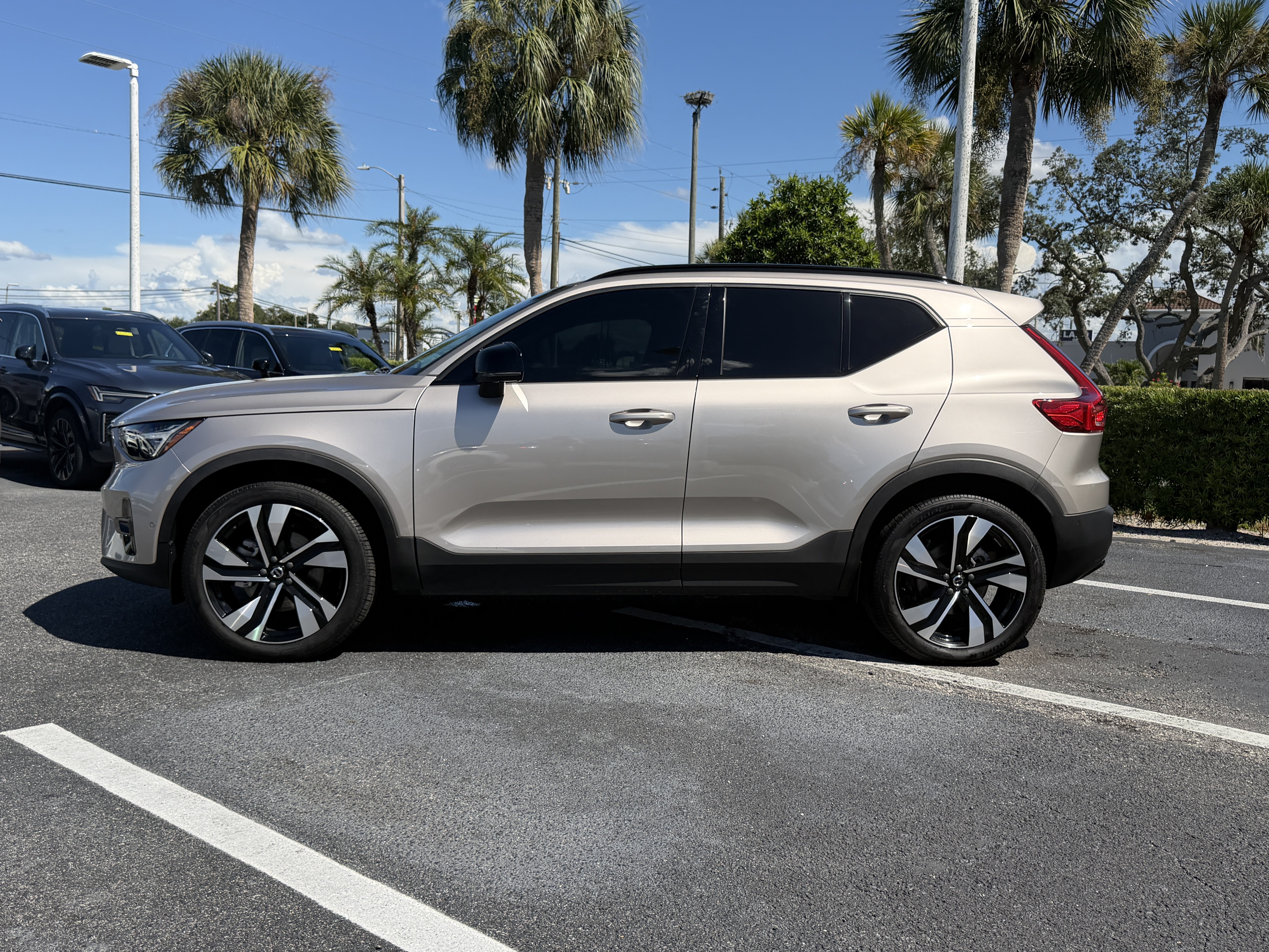 Certified 2024 Volvo XC40 B5 Plus w/ Protection Package Premier AWD/4WD image 4