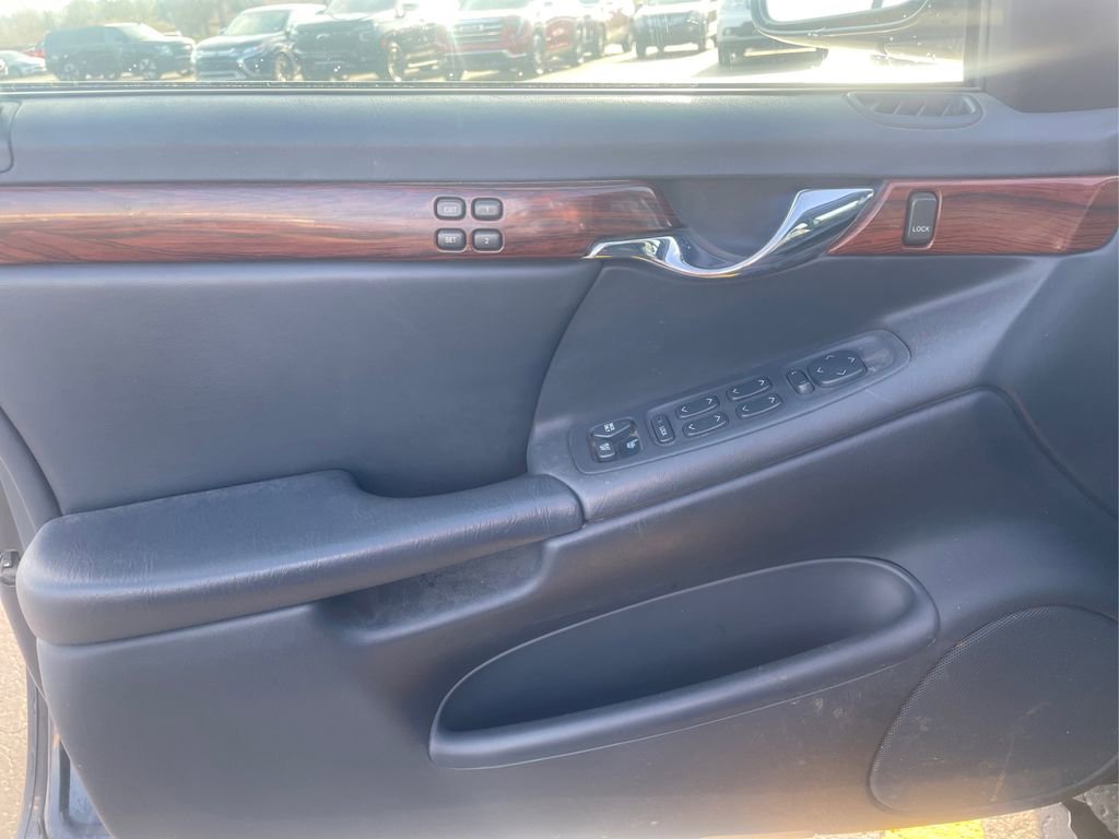 Used 2001 Cadillac De Ville w/ Comfort/Convenience Pkg FWD image 17