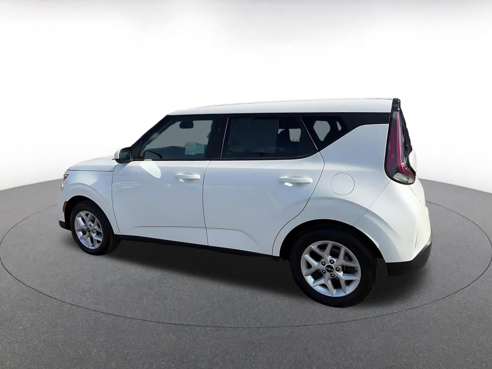 Used 2025 Kia Soul LX w/ LX Technology Package FWD image 10