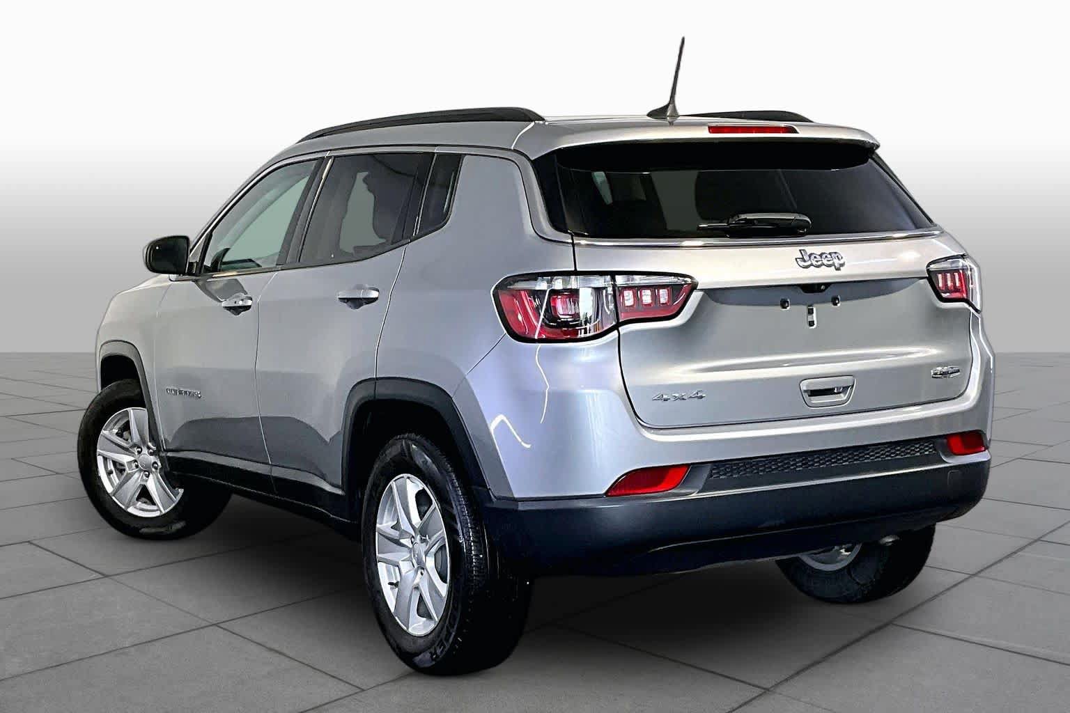 Used 2022 Jeep Compass Latitude w/ Sun and Sound Group AWD/4WD image 12