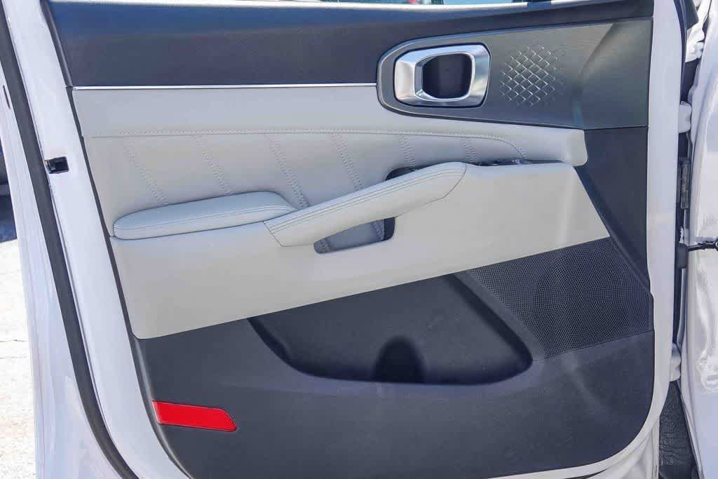 Certified 2023 Kia Sorento SX FWD image 16