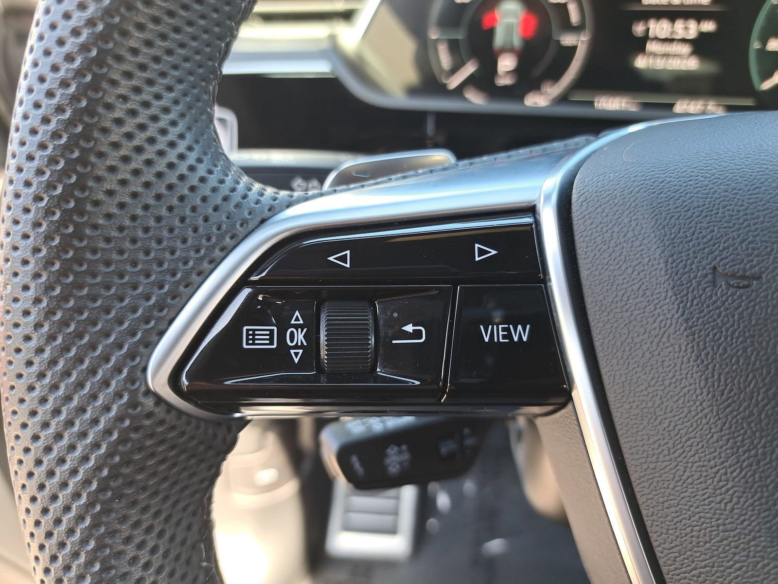 Used 2024 Audi SQ8 e-tron Premium Plus w/ Black Optic Package image 17