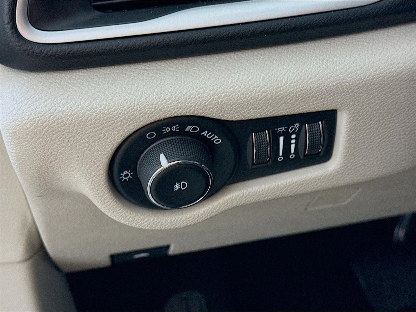 Used 2023 Chrysler Pacifica Touring-L image 4