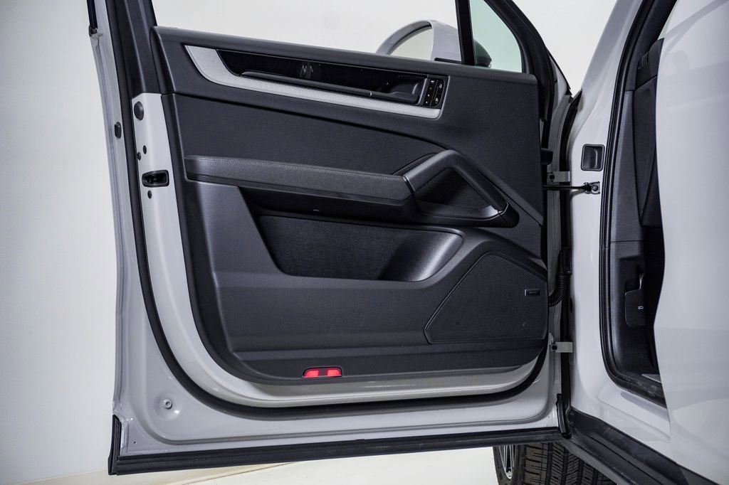 Certified 2025 Porsche Cayenne AWD/4WD image 25