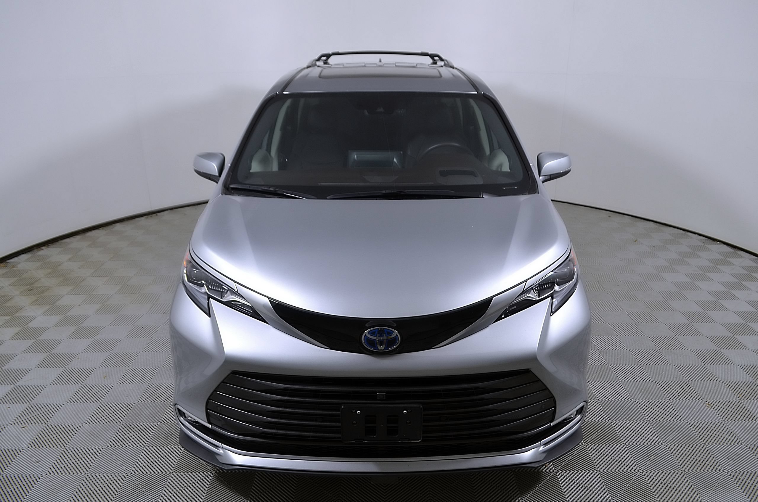 Used 2024 Toyota Sienna Platinum FWD image 5