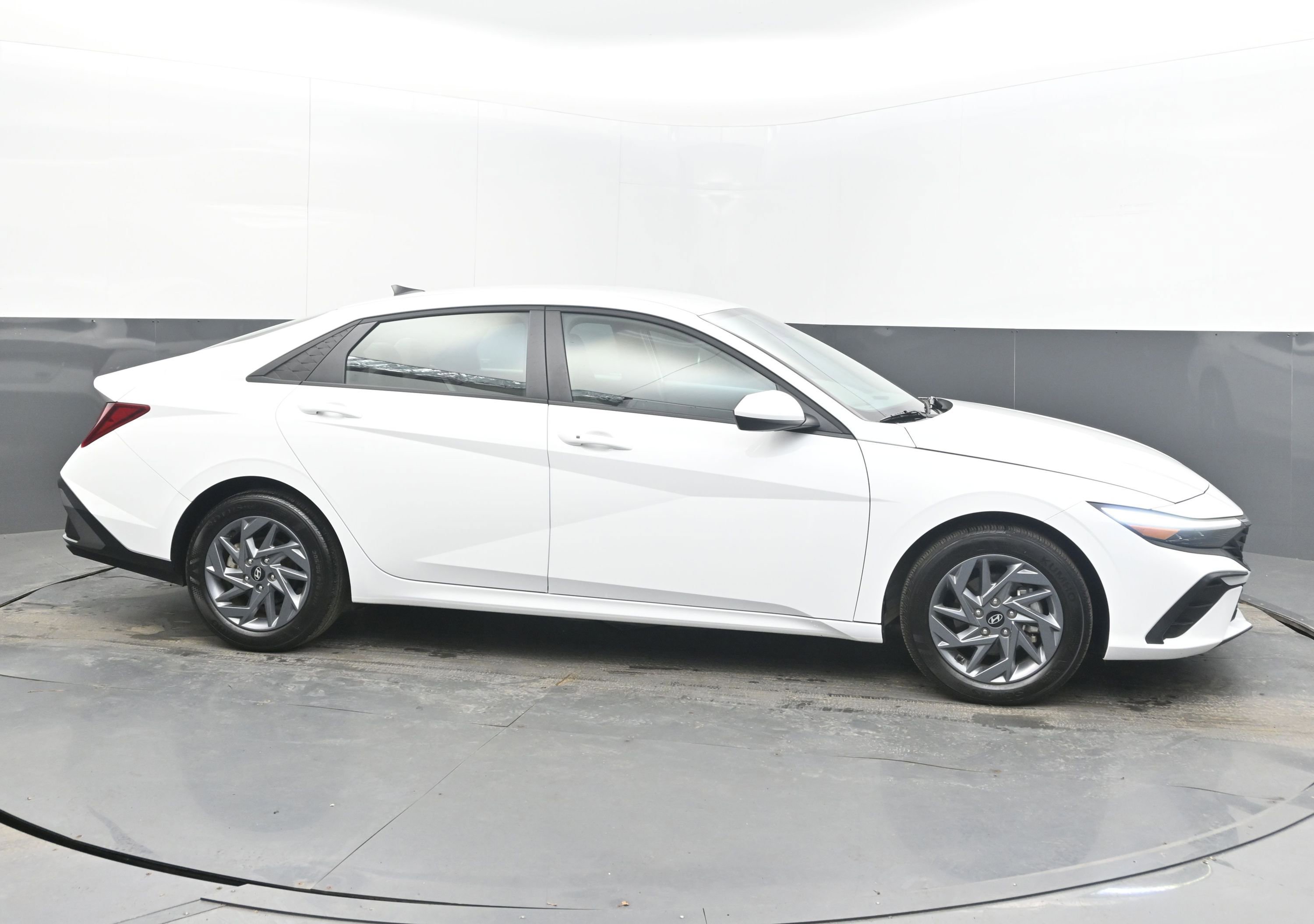 Used 2024 Hyundai Elantra SEL image 3