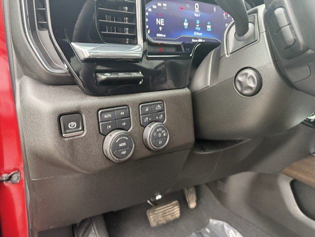Used 2025 Chevrolet Silverado 1500 High Country AWD/4WD image 15