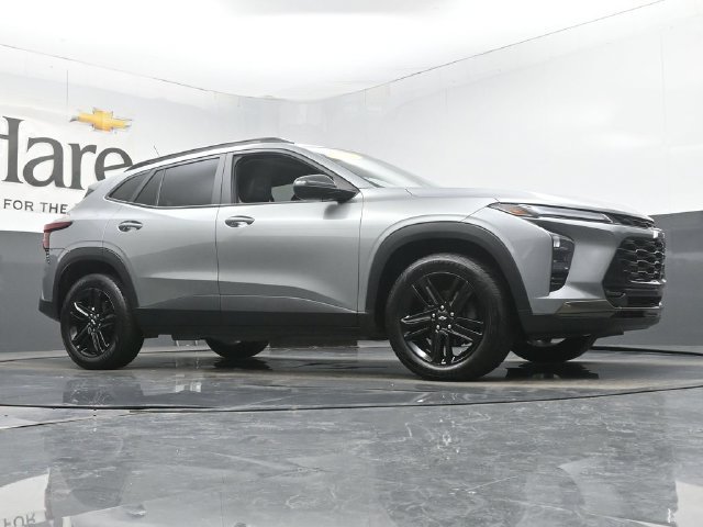 Used 2024 Chevrolet Trax ACTIV w/ Sunroof Package FWD image 2