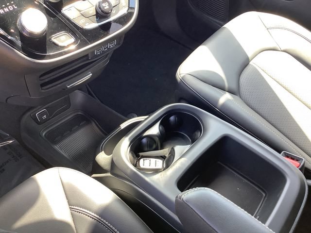 Used 2025 Chrysler Voyager LX FWD image 18