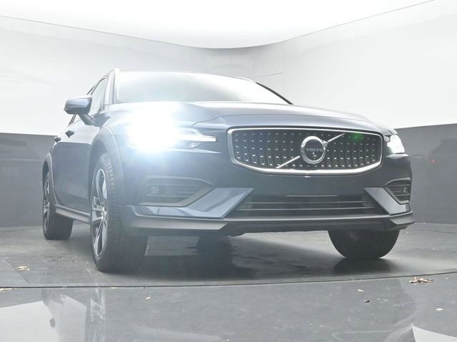 Used 2024 Volvo V60 B5 Cross Country Plus image 37