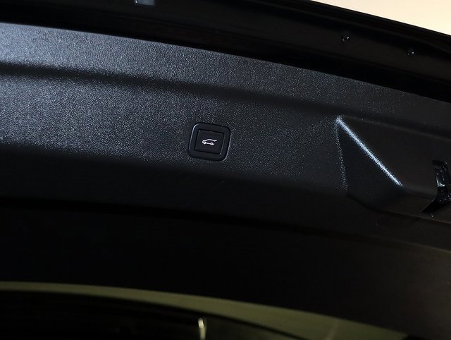 Used 2023 GMC Yukon XL SLT w/ SLT Premium Package image 32