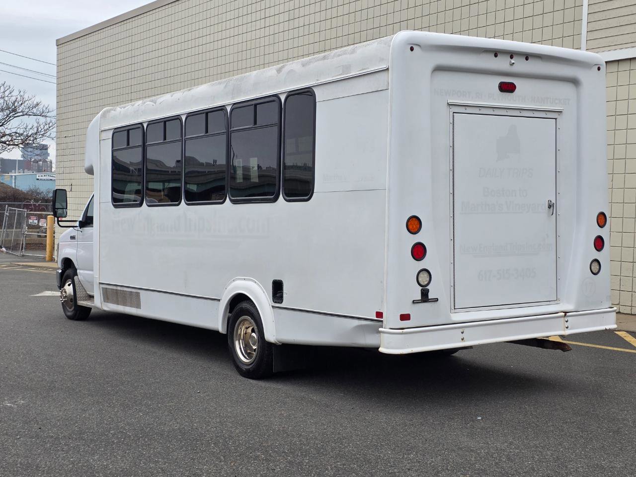 Used 2018 Ford E-450 and Econoline 450 Super Duty w/ Shuttle Bus Prep Package RWD image 5