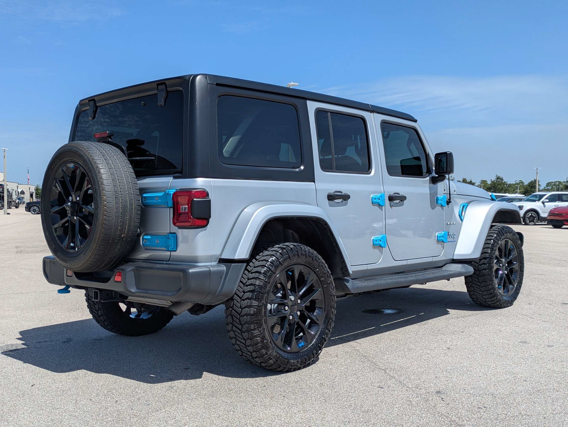 Used 2023 Jeep Wrangler Unlimited Sahara w/ Cold Weather Group AWD/4WD image 5